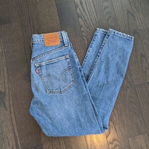 HR Distressed Levi Straight Leg